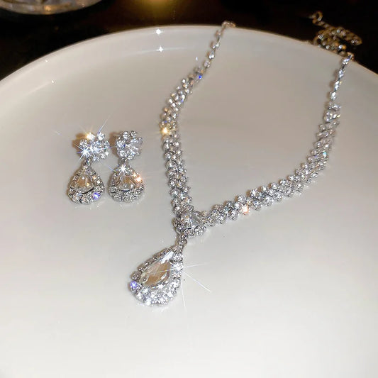 Collier scintillant en strass avec boucles d’oreilles pendantes pour femme – Ensemble de bijoux géométriques en forme de goutte d’eau, idéal pour mariage et mariée