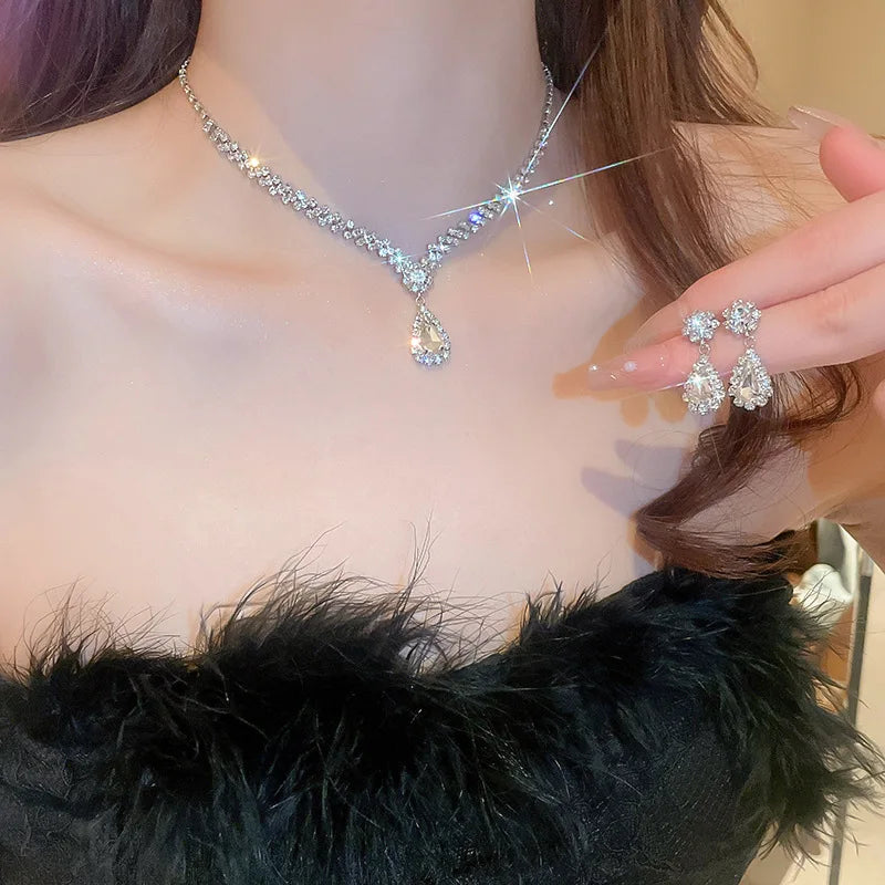 Collier scintillant en strass avec boucles d’oreilles pendantes pour femme – Ensemble de bijoux géométriques en forme de goutte d’eau, idéal pour mariage et mariée