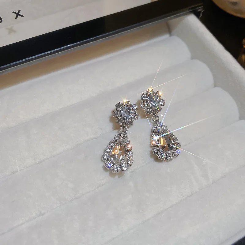 Collier scintillant en strass avec boucles d’oreilles pendantes pour femme – Ensemble de bijoux géométriques en forme de goutte d’eau, idéal pour mariage et mariée