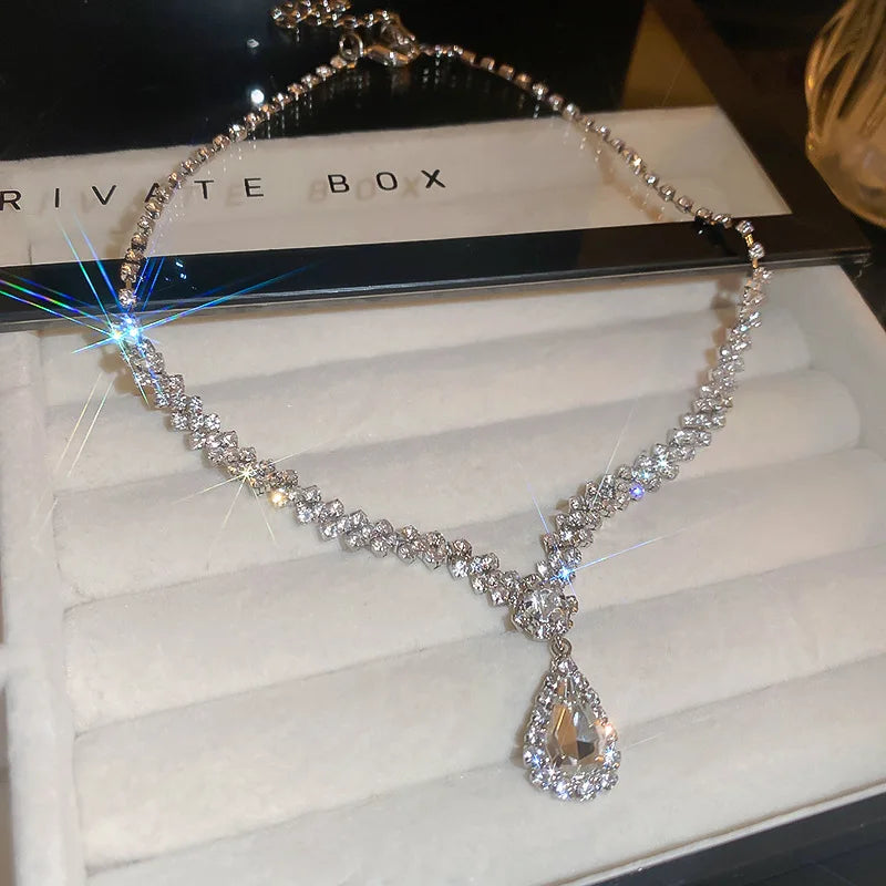 Collier scintillant en strass avec boucles d’oreilles pendantes pour femme – Ensemble de bijoux géométriques en forme de goutte d’eau, idéal pour mariage et mariée